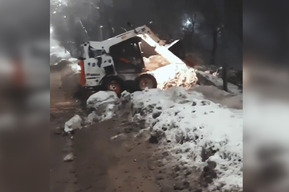 «Я просто в шоке!»: в Саратове при уборке дороги грязный снег скидывают в частный сектор