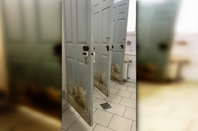 «Когда выходишь, вонять начинает от тебя»: студентка пожаловалась на ужасное состояние туалетов в одном из корпусов СГУ