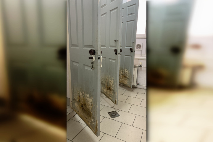 «Когда выходишь, вонять начинает от тебя»: студентка пожаловалась на ужасное состояние туалетов в одном из корпусов СГУ
