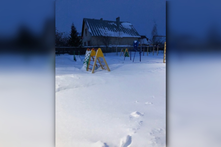 «Площадки завалены, детям гулять негде»: покровчанка рассказала о заметённом снегом детском саде