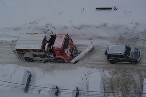 «Быстро пролетели, засыпали десятки автомобилей»: саратовец показал, как в Кировском районе работает снегоуборочная техника
