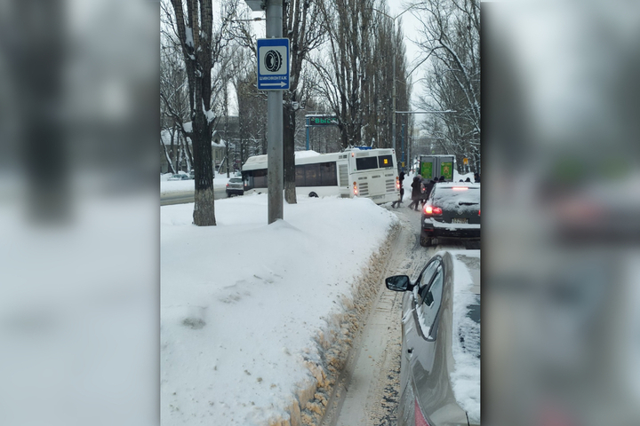 На заснеженной дороге в Саратове застрял автобус