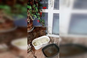 Из-за протекающей крыши жителям дома в центре Саратова приходится менять вёдра и тазики регулярно, чтобы не затопить соседей снизу