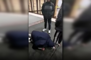 В Балашове подростки сняли на видео, как поставили приятеля на колени и заставляли его целовать кроссовки: всех участников конфликта поставили на учет в полицию