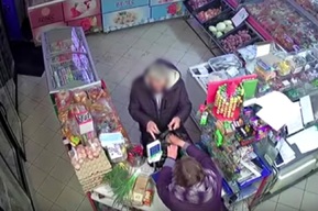 В Энгельсе расплатившийся в магазине купюрами «Банка приколов» мужчина успел съесть продукты, пока его искала полиция
