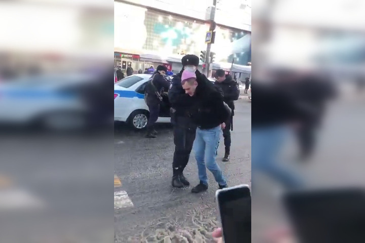 «Я — эпилептик, я задыхаюсь»: в сети появилась видеозапись задержания мужчины, который наехал на полицейского в центре Саратова