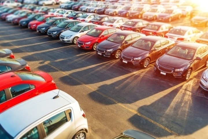 Автомобильный налог на роскошь начали платить владельцы KIA, Nissan и других «средних» машин: будут ли власти его пересматривать