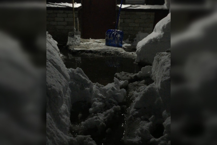 «Люди боятся, что вода хлынет в дома»: горожане пожаловались на коммунальную аварию на улице Мельничной