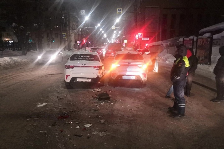 Водитель КIA Rio попал в больницу, протаранив такси такой же марки на улице Чернышевского