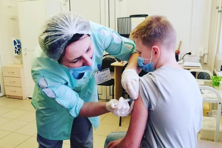 В регионе стартовала вакцинация подростков от COVID-19. Саратовчанка в числе первых привила двух сыновей и рассказала, почему