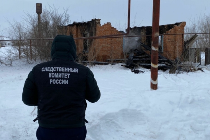 На пожаре в Марксовском районе погиб мужчина: его тело нашли под завалами дома