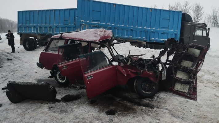 В Самойловке водитель «Жигулей» скончался после столкновения с КамАЗом