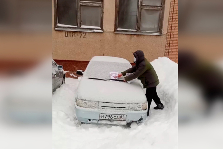 В Балаково устроили акцию против водителей, не убирающих машины на время расчистки дворов: комментарий главы района