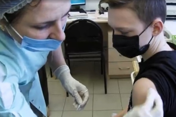 «Пришел, чтобы обезопасить себя от болезни»: в эфире «Первого канала» вышел сюжет о вакцинации подростков в Саратове