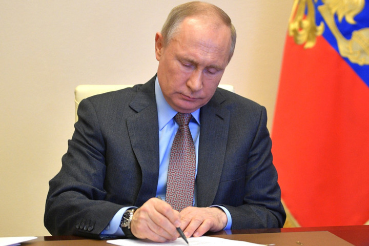 Пожизненный срок для педофилов, новые штрафы и повышение пенсий задним числом: Владимир Путин подписал несколько законов