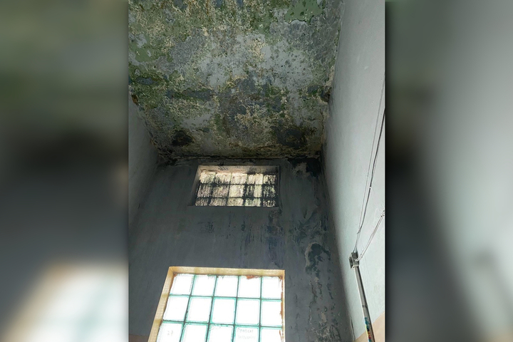 «Боюсь прийти и увидеть сгоревшую квартиру»: жительница Кировского района рассказала о протекающей крыше и потолке в плесени