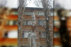 «Сосулька для туристов»: чиновники рассказали, почему не будут сносить глыбу льда, высотой с пятиэтажку, образовавшуюся на доме