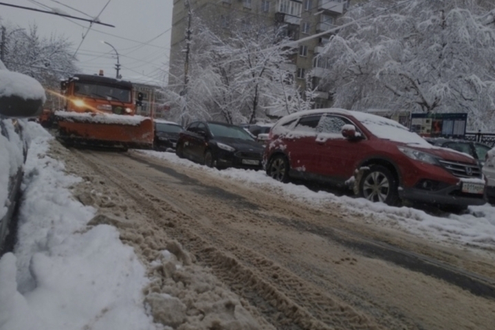 В Саратове нет ни одной улицы, полностью очищенной от снега: в областной центр перебрасывают технику из районов