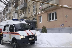 В Ленинском районе спасатели вскрыли квартиру, из которой шел сильный запах, и нашли в ней двух мертвых мужчин