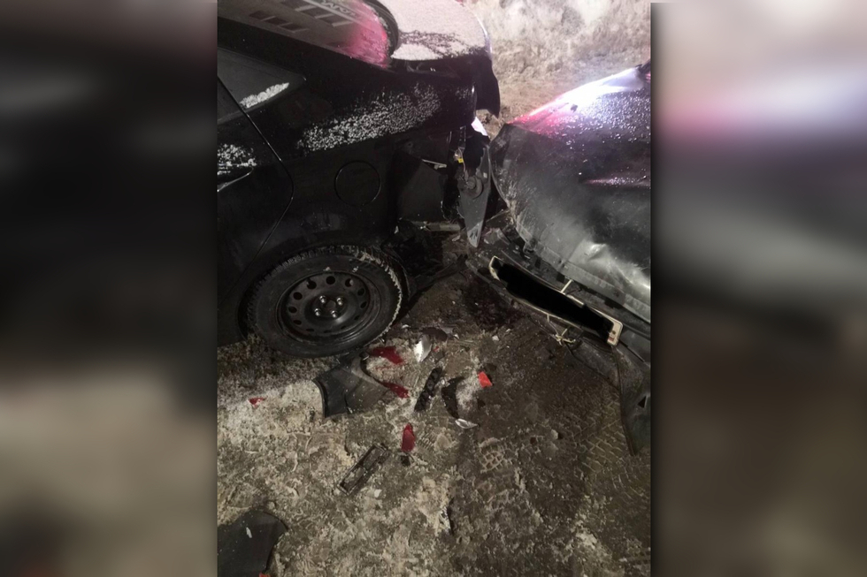 На Вавилова отечественная легковушка врезалась в припаркованные иномарки: пострадали 21-летние пассажирки