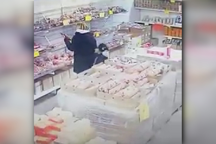 В Балаково мать с ребенком подозревают в краже продуктов из магазина: инцидент попал на видео