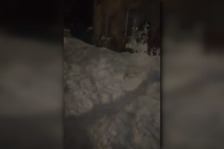 В центре Саратова с крыши дома упал снег: госпитализирована 36-летняя женщина