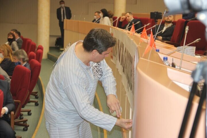 Депутат Бондаренко пришел в облдуму с плакатом о QR-кодах. Решение мандатной комиссии парламента