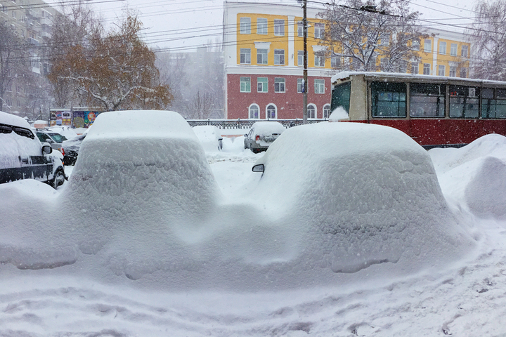 «Почему эту проблему так и не удается решить?»: губернатор дал советы, как справиться со снежными завалами на улицах Саратова