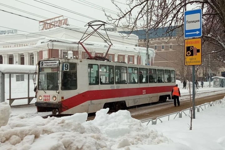 «Вот для чего нужны сугробы!»: загоревшийся в Мирном переулке трамвай водителю пришлось тушить снегом