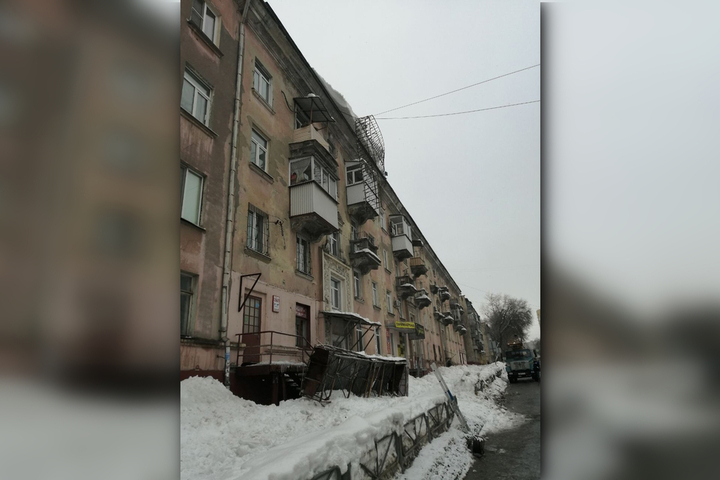 Очевидец: на Крымской рухнувший с крыши дома снег сорвал козырек магазина
