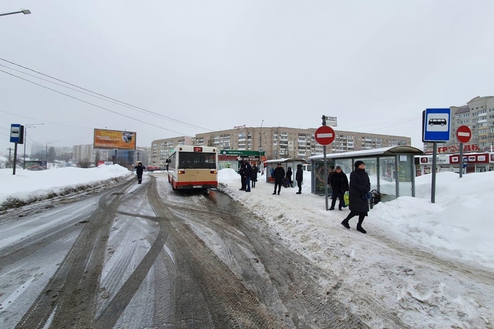В Волжском районе автобус сбил пешехода, который стоял на дороге