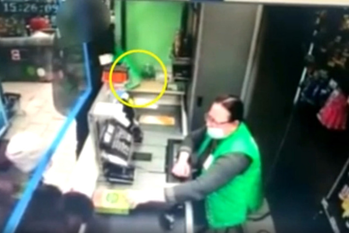 Пожилой мужчина украл кошелек, забытый на кассе другим покупателем (видео)