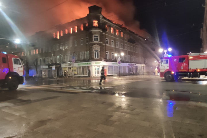 Из-за пожара в бывшем здании гостиницы «Россия» возбуждено уголовное дело: что грозит виновникам