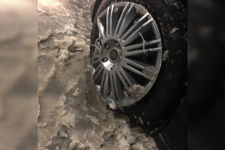 «За полчаса четыре машины пробили колесо»: саратовцы пожаловались на яму под водой в центре города
