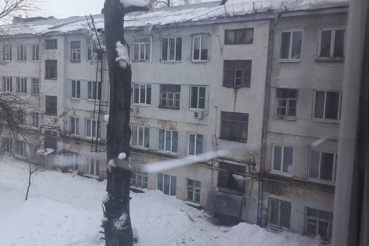 В центре Саратова сошедший с крыши снег оторвал козырёк над подъездом. Несколько часов жители не могли покинуть свои квартиры 