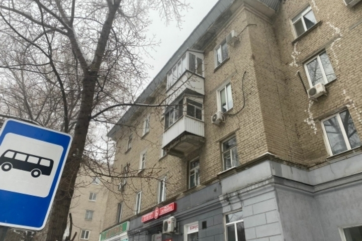 Прокуроры и следователи разбираются в обстоятельствах получения травмы мужчиной у дома на 2-й Садовой