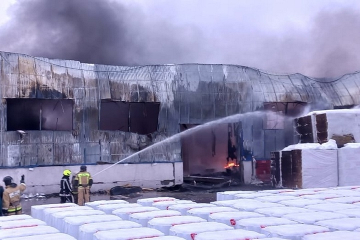Масштабный пожар уничтожил склад со стройматериалами на Сокурском тракте