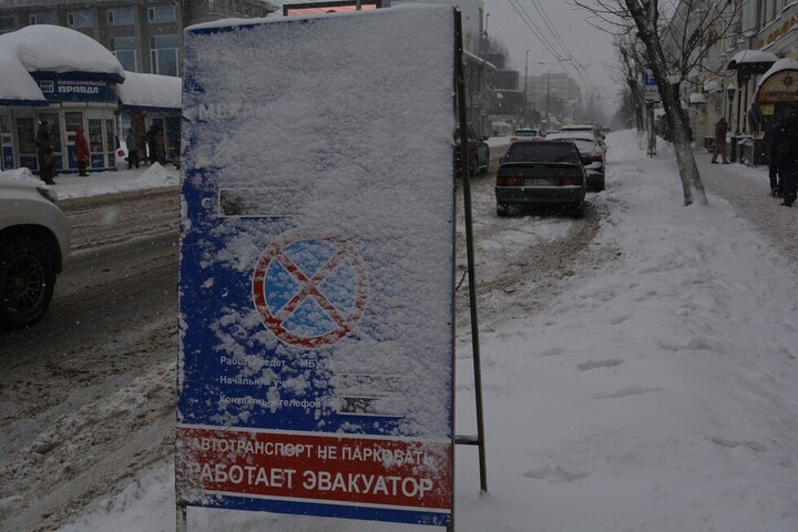 За сутки эвакуировано 39 мешавших уборке снега машин: названы 12 улиц, где ситуация может повториться