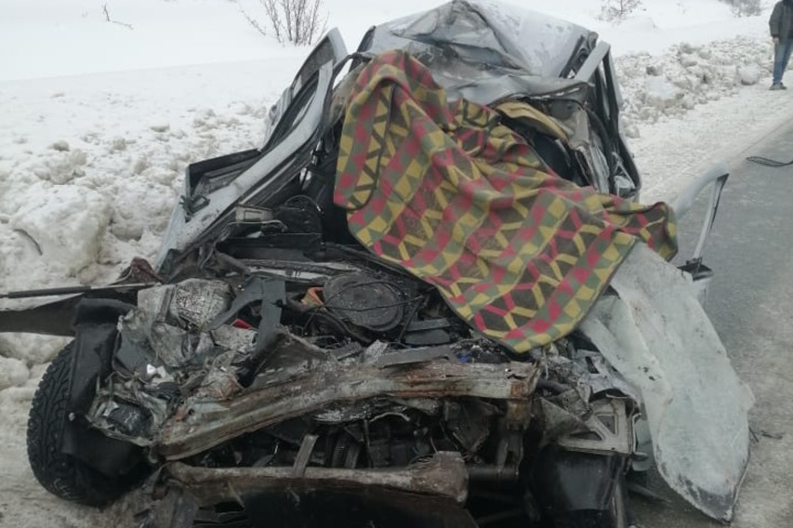 Водитель «десятки» погиб в столкновении с грузовиком: его тело доставали из покореженного авто спасатели