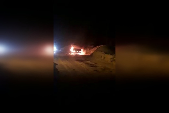В сети появилась видеозапись горящего в Вольске автобуса, который пытался потушить водитель