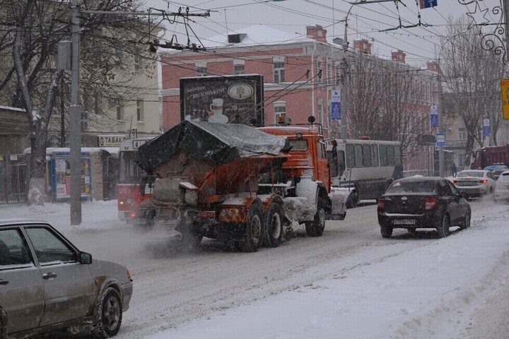 На содержание магистральных улиц Саратова и уборку снега решили потратить еще 213 миллионов (предыдущие 150 миллионов почти кончились)