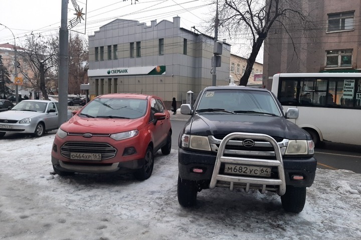 Очевидец: автохамы продолжают парковаться у саратовской поликлиники