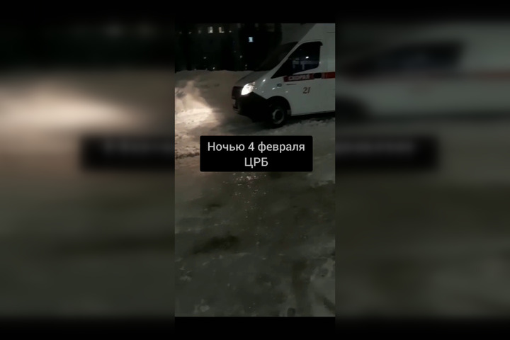 В снегу у больницы в Балаково увязла карета «скорой помощи»