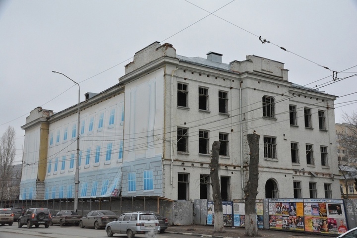 Аварийное пустующее здание бывшей школы в центре города решили отдать в федеральную собственность