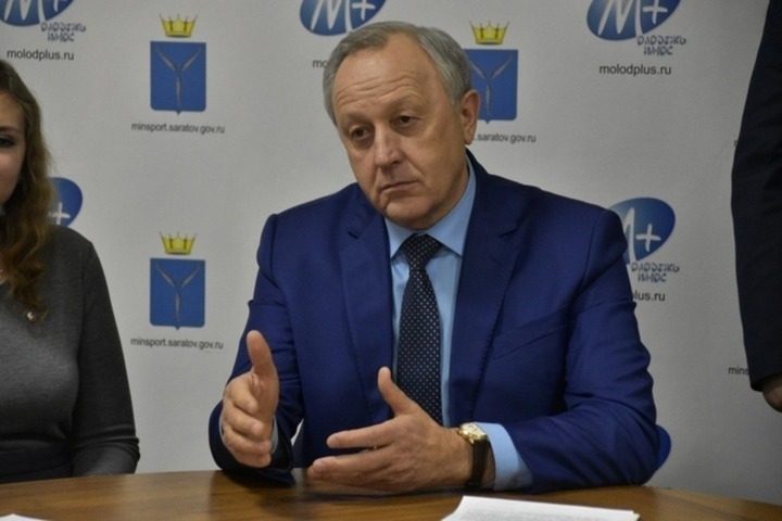 «Почему расслабились?»: губернатор Радаев возмущен падением темпов вакцинации и застрявшими «скорыми»