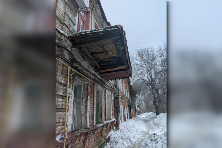 Горожанин сообщил о старом здании в центре Саратова, балкон которого может «рухнуть на голову прохожим в любой момент»
