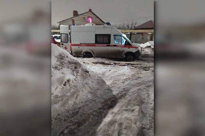 Снегопады в Саратовской области. На дорогах застревают «скорые помощи» и мусоровозы 