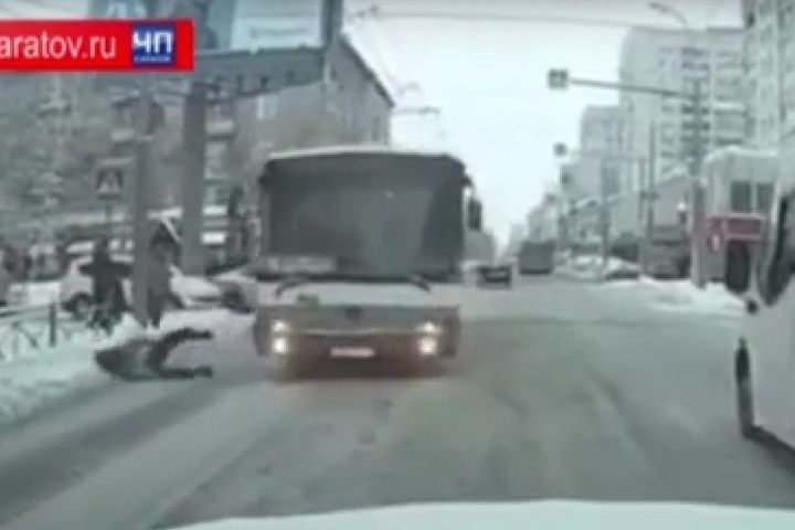 На Московской водитель автобуса сбил 15-летнюю девушку: ее госпитализировали
