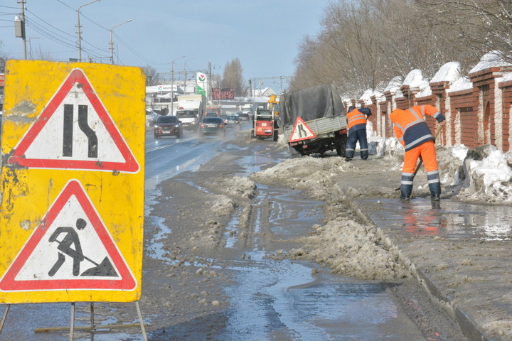 «Можно приравнять к стихийному бедствию»: замминистра объяснил, почему снег не всегда оперативно вывозят с улиц Саратова