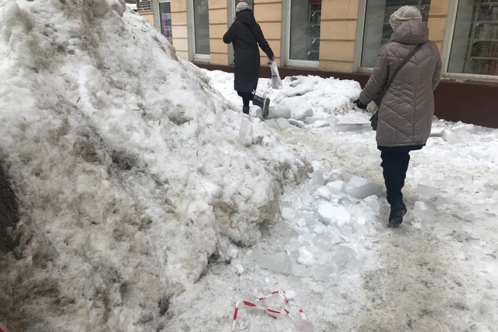 Завалы снега на тротуарах. За сутки пострадали два горожанина